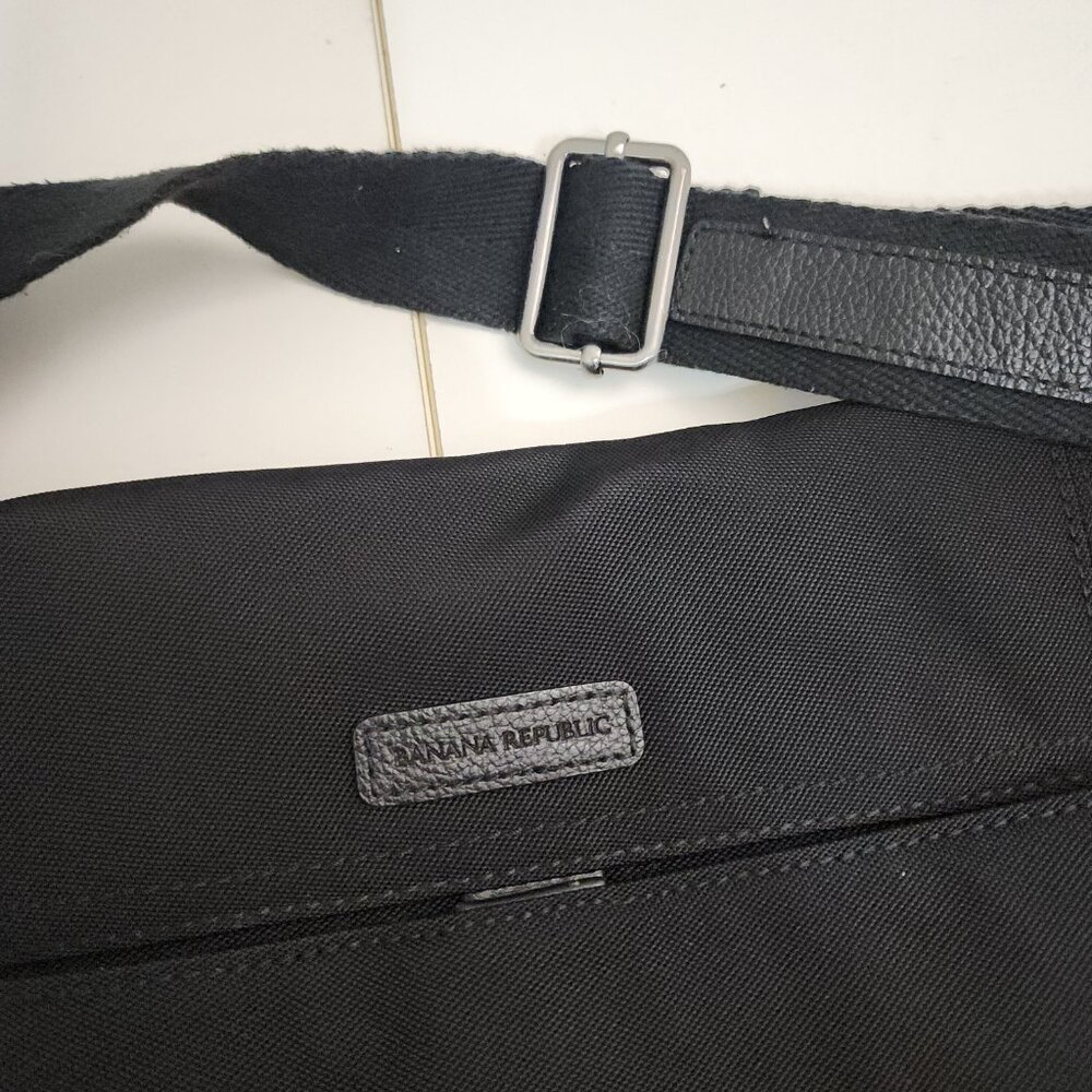 Banana Republic Black Messenger Laptop Bag Adjustable Strap Work Travel - Picture 3 of 13